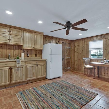 Ohana Ranch Cabin - 12 Minutes To Historic Main St Fredericksburg Exteriör bild