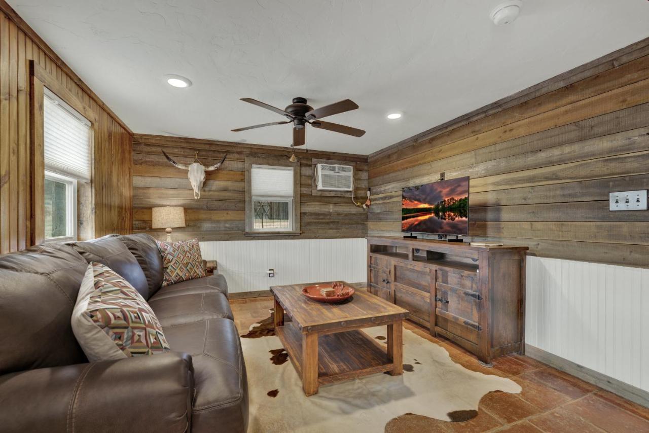 Ohana Ranch Cabin - 12 Minutes To Historic Main St Fredericksburg Exteriör bild