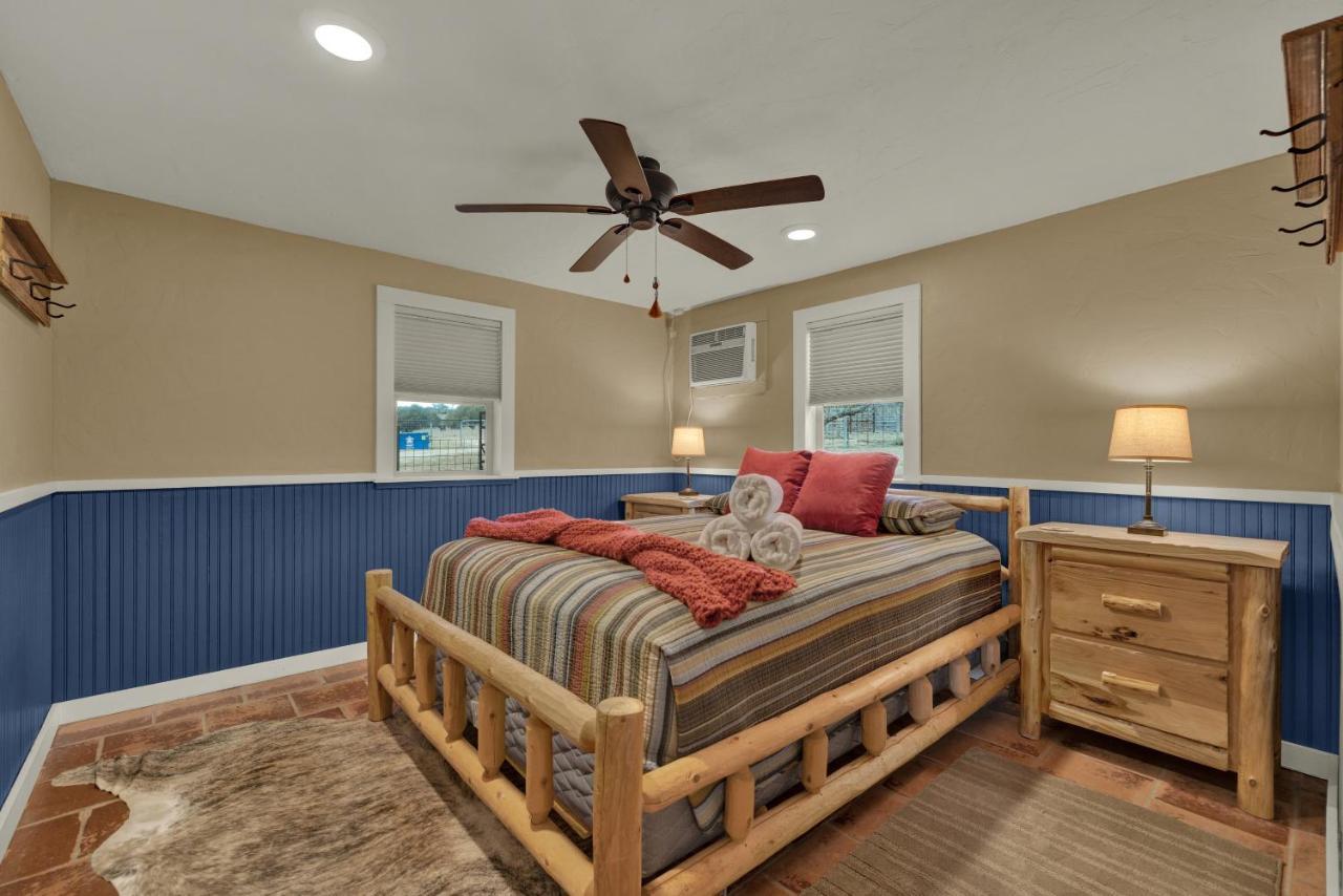 Ohana Ranch Cabin - 12 Minutes To Historic Main St Fredericksburg Exteriör bild