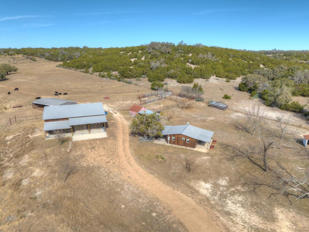 Ohana Ranch Cabin - 12 Minutes To Historic Main St Fredericksburg Exteriör bild