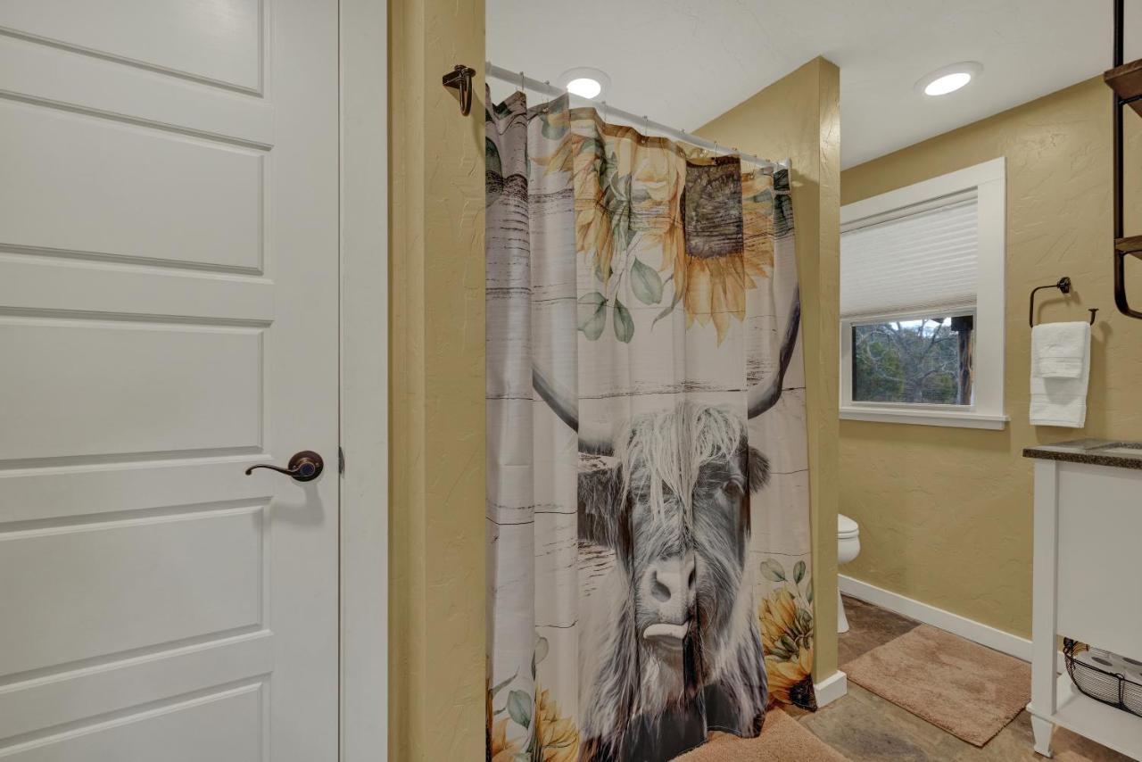 Ohana Ranch Cabin - 12 Minutes To Historic Main St Fredericksburg Exteriör bild